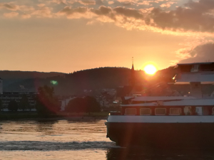 Sonnenaufgang am Rheinufer